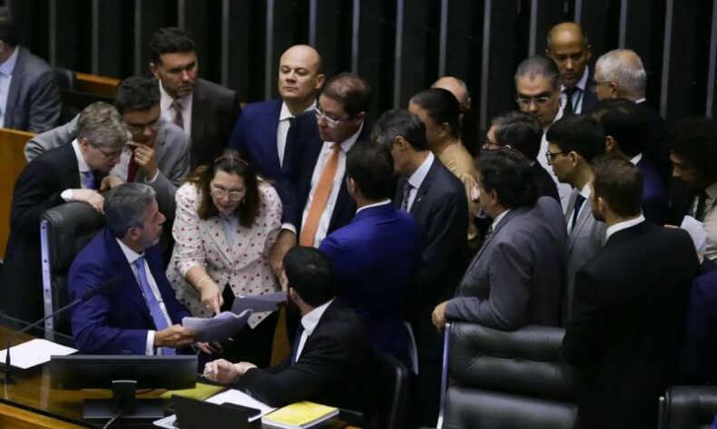Política/PEC de corte de gastos é aprovada em dois turnos na Câmara