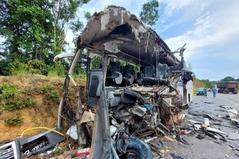 GERAL/IML confirma QUATRO MORTES após colisão entre ônibus e carreta na AM-010; 18 são resgatados com vida