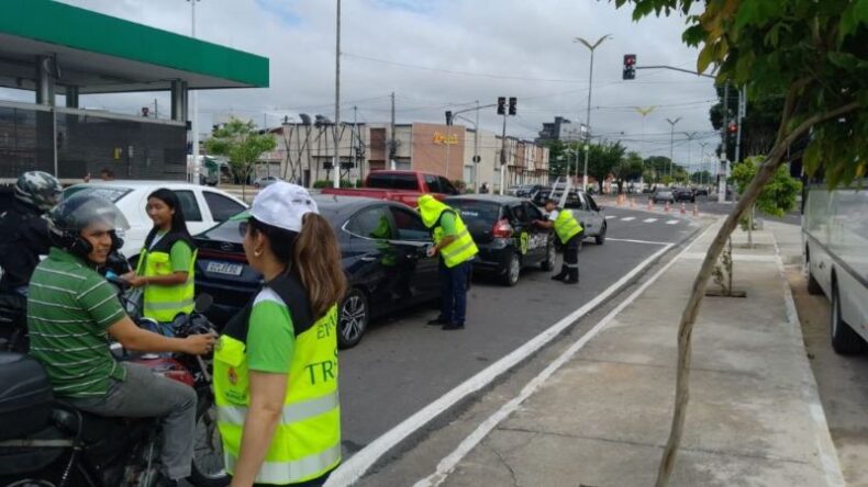 CIDADE/AGENTES orientam motoristas e pedestres na CONSTANTINO NERY sobre intervenções viárias
