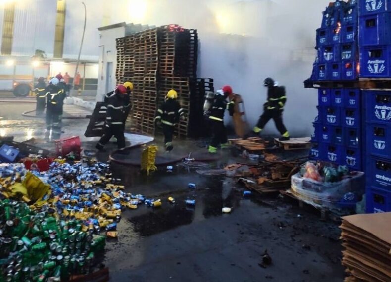 GERAL/Corpo de Bombeiros combate INCÊNDIO de grande proporção em fábrica de bebidas