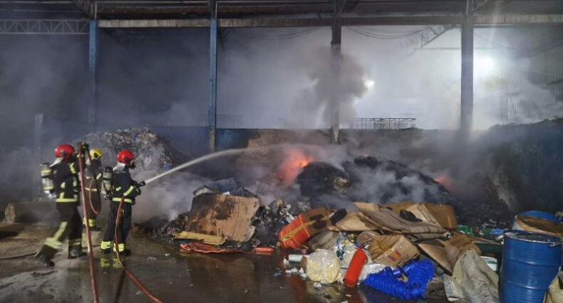CIDADE/Em ação rápida, CORPO de BOMBEIROS combate incêndio em fábrica de materiais recicláveis no Distrito