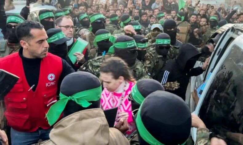 Internacional/Com início de cessar-fogo, HAMAS liberta primeiras reféns em GAZA