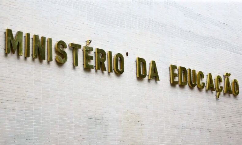 Educação/Primeira poupança do PÉ-de-MEIA do ensino médio será paga em fevereiro