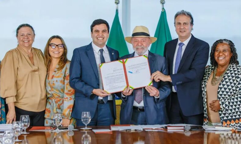 Educação/Lula sanciona lei que restringe USO de CELULAR em ESCOLAS