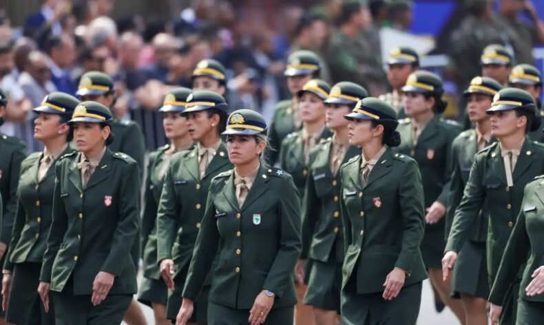 Geral/Sete mil MULHERES se alistam no serviço militar em 2 dias