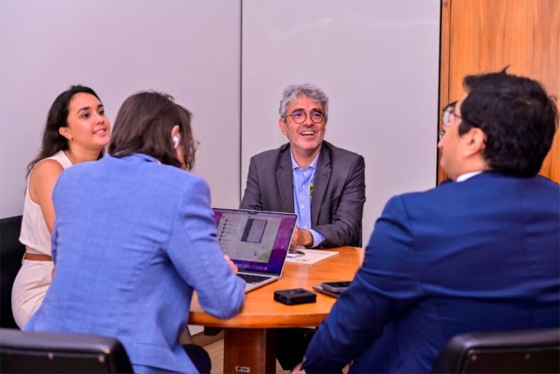 POLÍTICA/AMOM MANDEL recebe executivos da Microsoft para debater regulamentação da inteligência artificial no Brasil