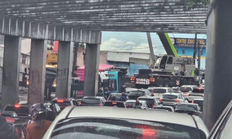 CIDADE/Carreta tomba e afeta trânsito na avenida das Torres em Manaus