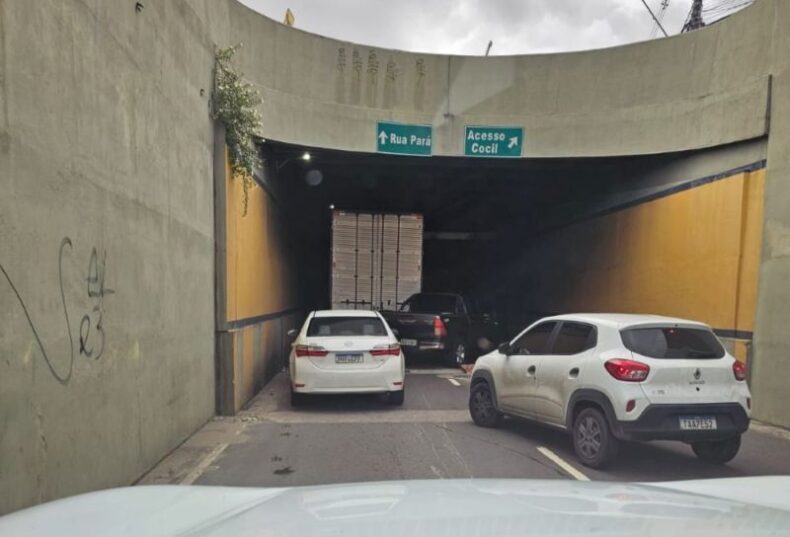 CIDADE/Passagem subterrânea da CONSTANTINO NERY tem interdição por caminhão em pane e roubo de grades de drenagem