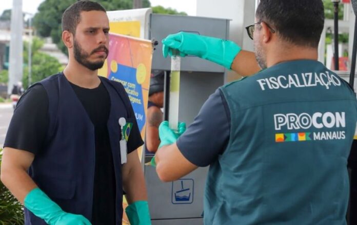 Procon Manaus faz fiscalização em postos de combustíveis em parceria com a ANP-080