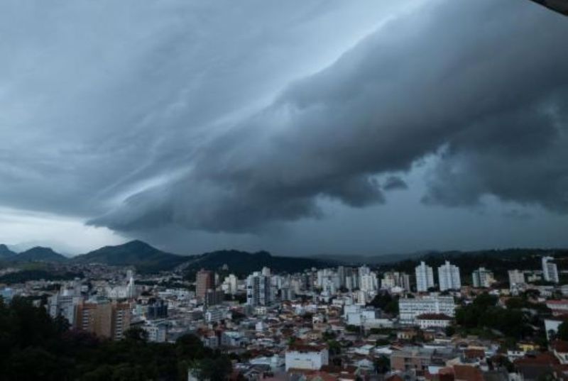 CIDADE/DEFESA CIVIL atende 32 OCORRÊNCIAS após CHUVA intensa em MANAUS