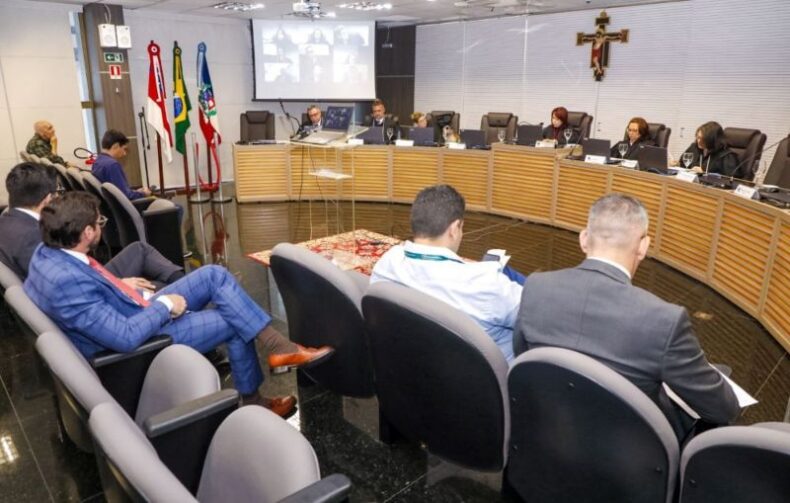 POLÍTICA/TRE-AM vota pela CASSAÇÃO do prefeito IVON RATES, de ENVIRA, com voto de desempate do  presidente da corte