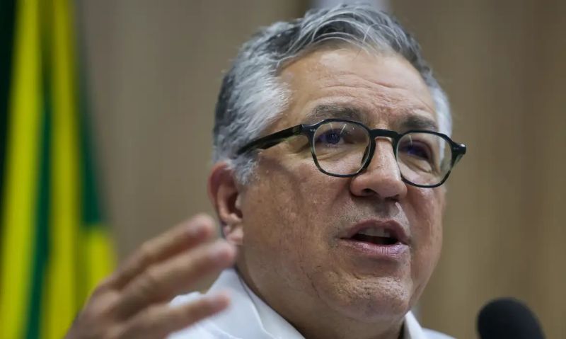 SAÚDE/Brasil deve chegar a 635,7 mil MÉDICOS em 2025; mulheres são maioria