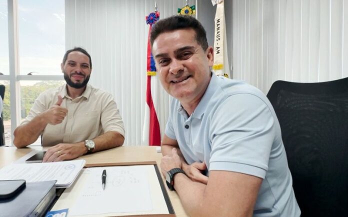 O 14º salário para os servidores da Educação foi anunciado pelo prefeito David Almeida e representa um investimento de R$ 6,5 milhões (1)