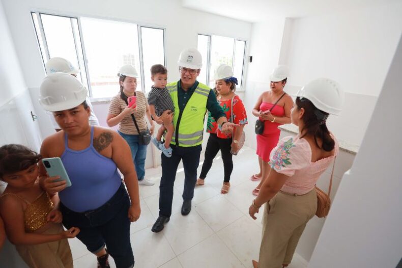 GERAL/Famílias beneficiárias do PROSAMIN+fazem visita guiada aos apartamentos do Residencial MAUÉS