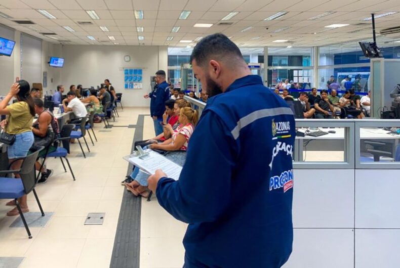 CIDADE/PROCON-AM autua agência BANCÁRIA por descumprimento da LEI da FILAS