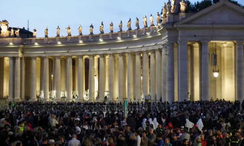 Internacional/CONCLAVE: Vaticano tem FUMAÇA PRETA após nova votação