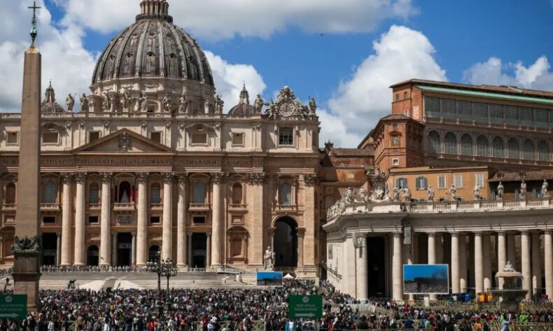 Internacional/Vaticano registra FUMAÇA BRANCA; novo papa é eleito