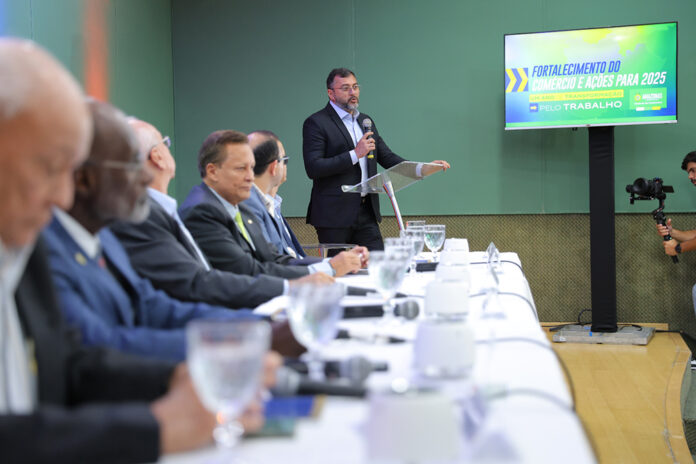 Comercio-governador-destaca-apoio-durante-estiagem-e-reforca-injecao-de-R-15-bilhao-na-economia-com-pagamento-do-13o