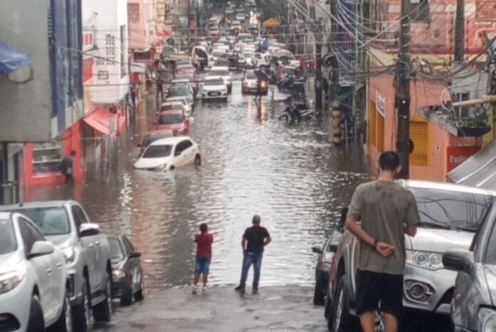 Com 29,04 metros cheia já afeta mais de 500 mil pessoas no Amazonas Foto Reprodução-060
