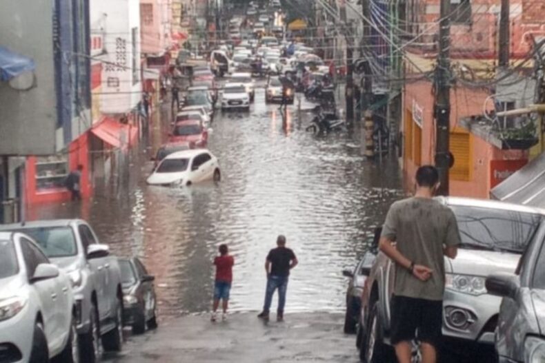 CIDADE/RIO NEGRO atinge cota de inundação severa e alaga ruas do CENTRO de MANAUS