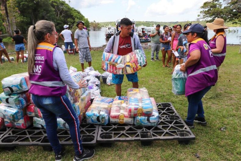 CIDADE/ENCHENTE: famílias ribeirinhas no rio Negro recebem cestas básicas, kits de higiene e limpeza
