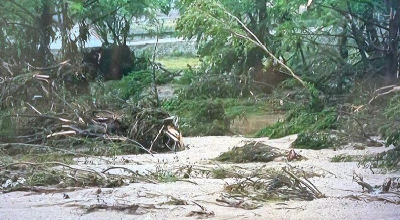 INTERNACIONAL/ENCHENTES no TEXAS deixa 27 mortos, incluindo 09 crianças