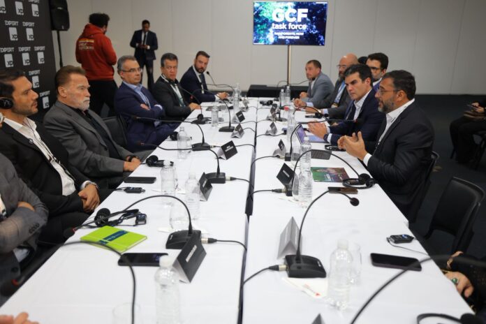 Governador Wilson Lima apresenta a Arnold Schwarzenegger papel estratégico do Amazonas na agenda climática global e na defesa dos povos da floresta 2_foto Diego Peres Secom