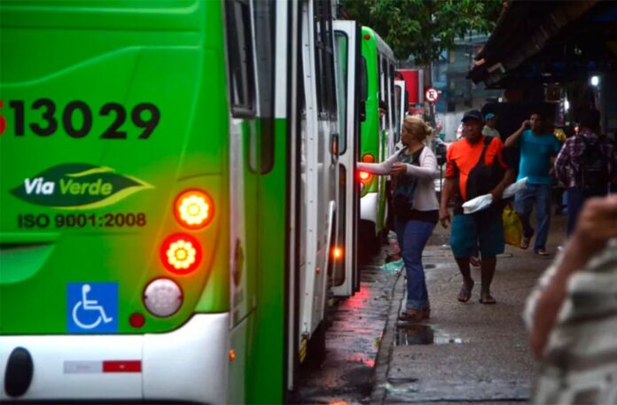 00 Acordo entre rodoviários e empresas de ônibus evita paralisação prevista para esta terça-feira (26) e garante funcionamento normal do sistema