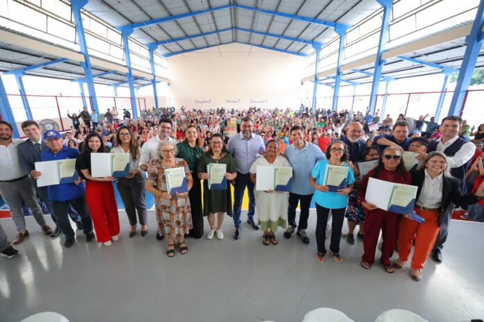 Governador Wilson Lima entrega 600 títulos definitivos e programa já beneficia mais de 20,8 mil famílias com regularização fundiária - Foto Diego Peres - Secom (1)