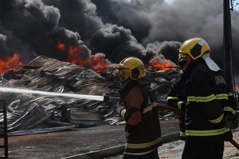 GERAL/No Amazonas, governo monta FORÇA-TAREFA para combater INCÊNDIO de grandes proporções em MANAUS