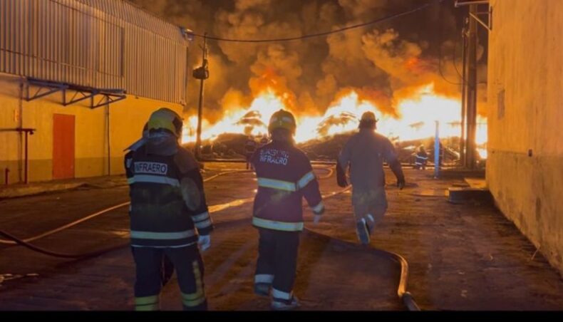 CIDADE/INCÊNDIO de grandes proporções mobiliza 148 bombeiros e 26 viaturas em Manaus