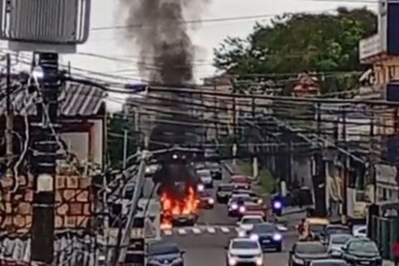 GERAL/Carro pega fogo na avenida Duque de Caxias e deixa trânsito intenso na Praça 14