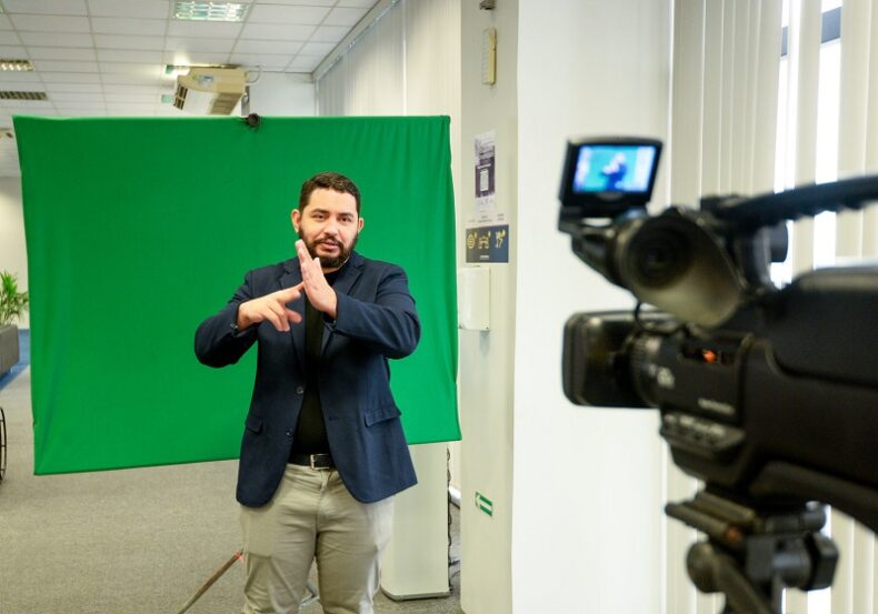 GERAL/TRT-11 credencia intérpretes de LIBRAS bem Manaus e BOA VISTA para prestação de serviços profissionais