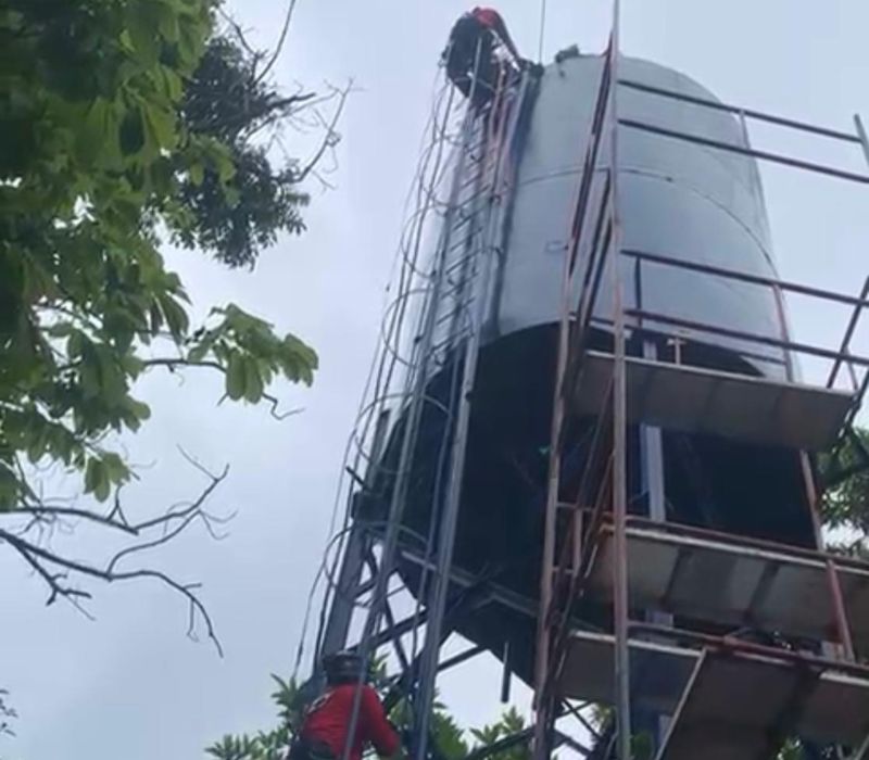 GERAL/BOMBEIROS resgatam homens presos em caixa d’água a 20 metros de altura após intoxicação por solvente durante pintura