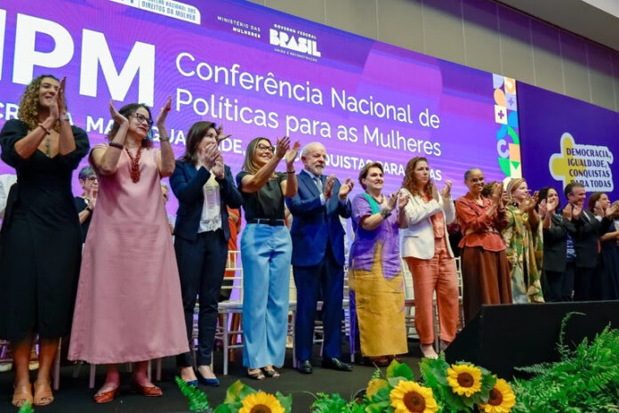 O presidente Lula a primeira-dama Janja e ministras durante a cerimônia de abertura da 5ª Conferência Nacional de Políticas para as Mulheres , em Brasília Foto Ricardo Stuckert PR