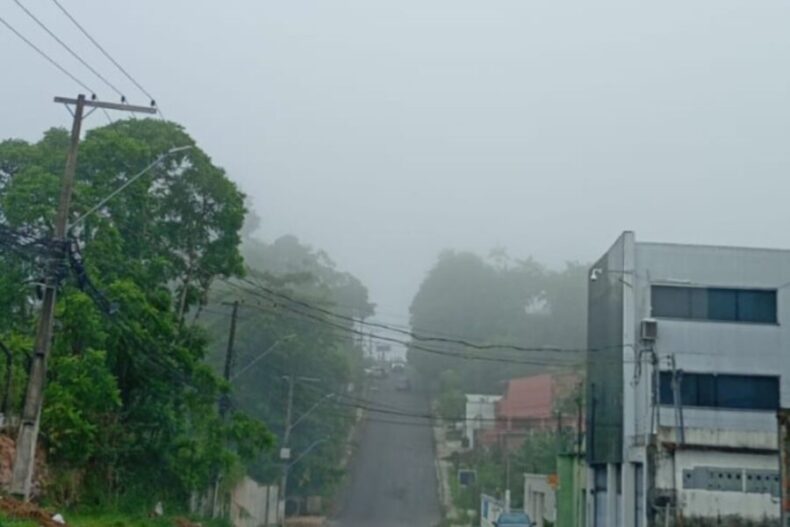 CIDADE/NEBLINA intensa cobre Manaus e surpreende moradores nesta segunda-feira (06)