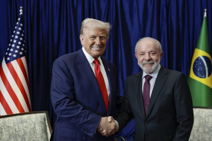 Presidente Lula cumprimenta o presidente dos Estados Unidos Donald Trump durante encontro em Kuala Lumpur na Malásia conversa franca e construtiva Foto Ricardo Stuckert PR