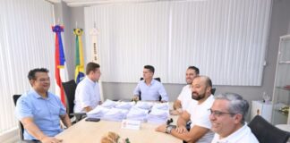 CIDADE/Prefeito DAVID ALMEIDA assina maior publicação no DOM e assegura progressão a quase 10 mil servidores da Educação