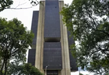 ECONOMIA/BC mantém juros básicos em 15% ao ano pela terceira vez seguida