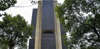 ECONOMIA/BC mantém juros básicos em 15% ao ano pela terceira vez seguida