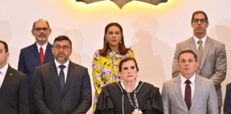 GERAL/YARA Amazônia LINS recebe homenagem pelos 50 anos de carreira durante posse no TCE-AM