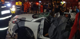 GERAL/DOIS HOMENS MORREM após carro capotar e bater em árvore na avenida Autaz Mirim