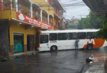 CIDADE/Loja de materiais de construção é atingida por ÔNIBUS desgovernado no bairro Petrópolis