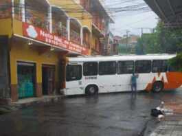 CIDADE/Loja de materiais de construção é atingida por ÔNIBUS desgovernado no bairro Petrópolis