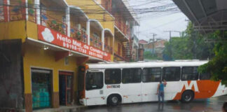 CIDADE/Loja de materiais de construção é atingida por ÔNIBUS desgovernado no bairro Petrópolis