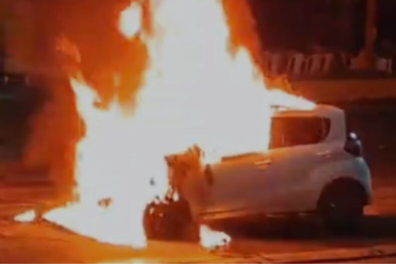 Motorista conseguiu sair do veículo a tempo e não houve registro de feridos Foto Reprodução