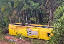 CIDADE/ÔNIBUS capota na BR-319 próximo a igarapé e deixa passageiros feridos