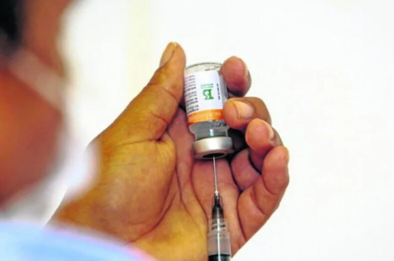 Padilha assina contrato de compra da vacina brasileira contra a dengue