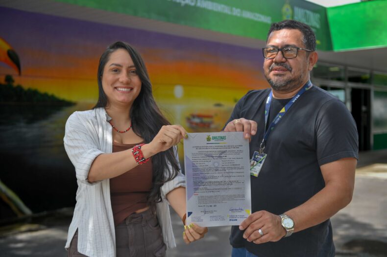 Ipaam_A analista de pesquisa e desenvolvimento do Instituto Mamirauá, Brenda Meireles, e o responsável pela GECP do Ipaam, Gelson Batista_Crédito da foto 4 - Henrique Almeida-Ipaam - 13-03-2026