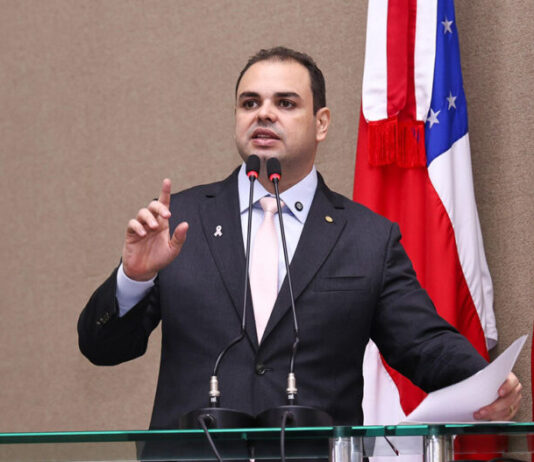 POLITICA/GOVERNADOR INTERINO suspende contratos com empresas ligadas à família e determina nova contratação para garantir serviços